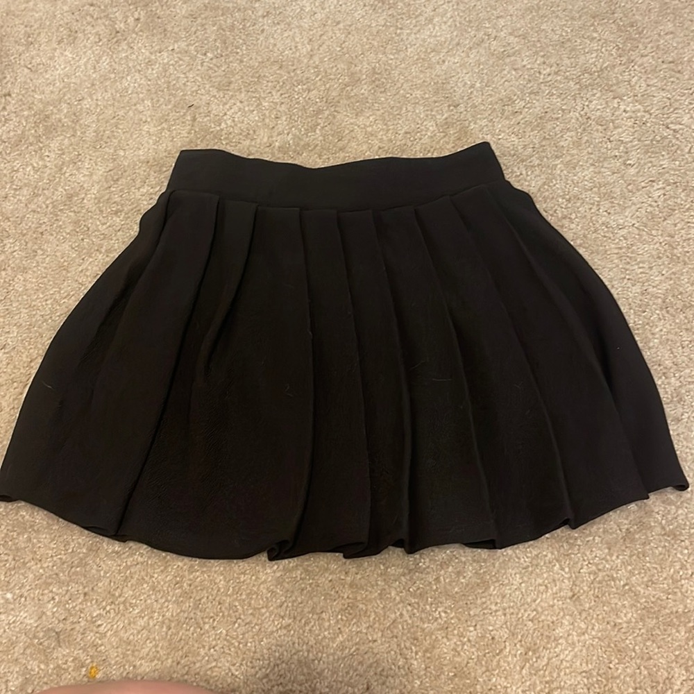 LOVE STREAK Pleated Black Skirt